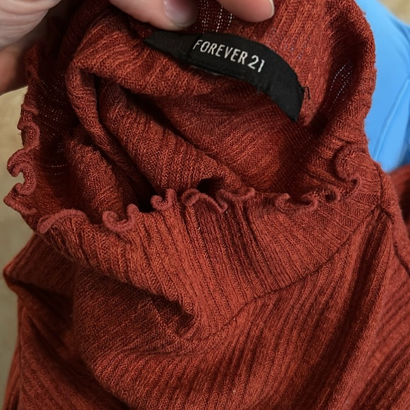 🍁🍂🍁Forever 21 Cowl Neck Ruffle Long sleeve Ribbed Top - Picture 3 of 5